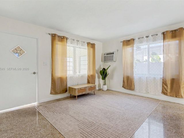 Дом в аренду по адресу 616 NW 3rd Ct - фото 7461840