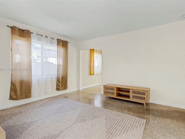 Дом в аренду по адресу 616 NW 3rd Ct - фото 7461841