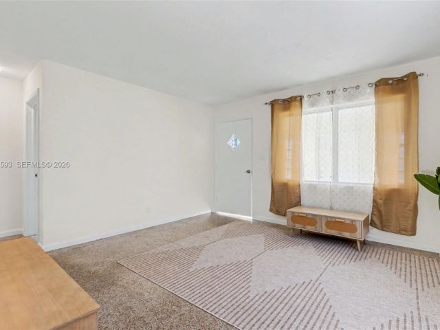 Дом в аренду по адресу 616 NW 3rd Ct - фото 7461842