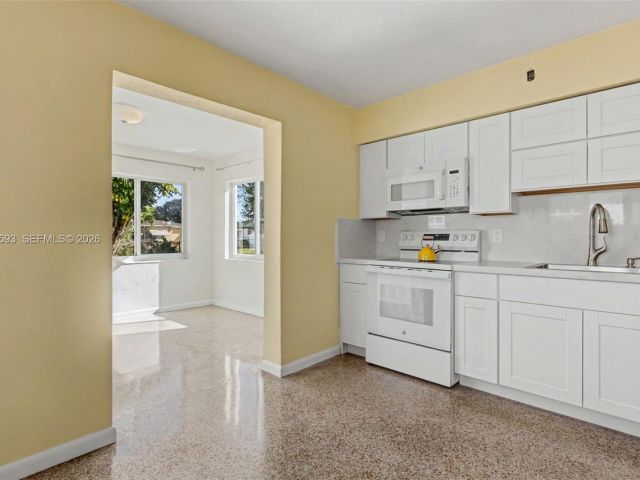 Дом в аренду по адресу 616 NW 3rd Ct - фото 7461843