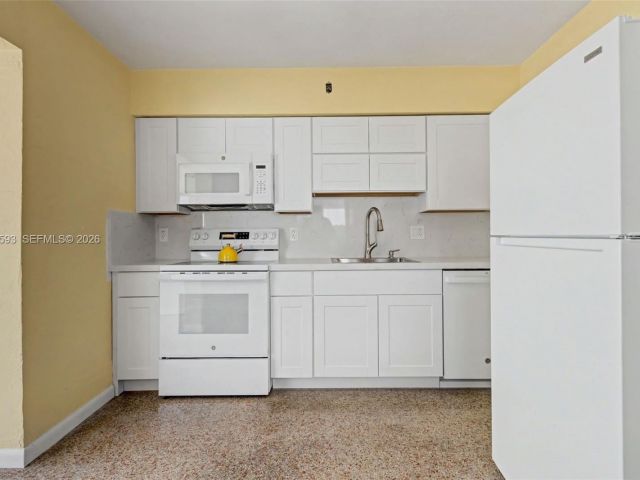 Дом в аренду по адресу 616 NW 3rd Ct - фото 7461845