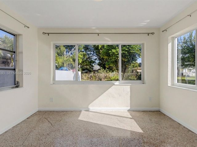 Дом в аренду по адресу 616 NW 3rd Ct - фото 7461847