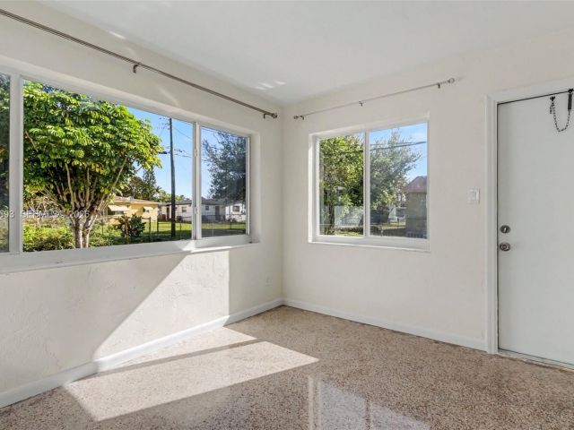 Дом в аренду по адресу 616 NW 3rd Ct - фото 7461848