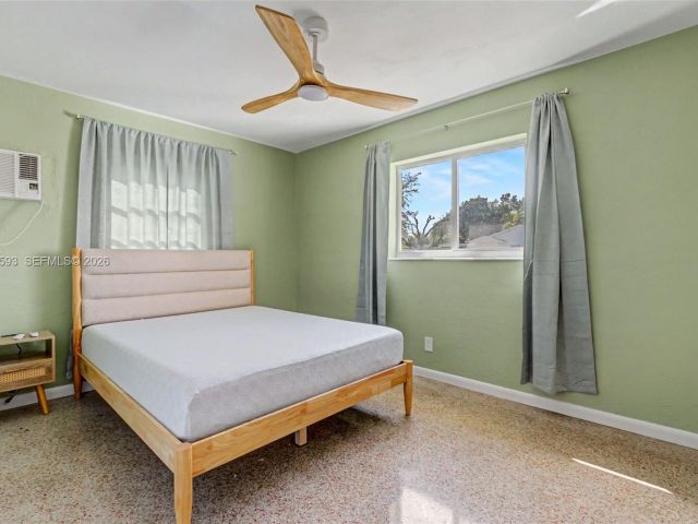 Дом в аренду по адресу 616 NW 3rd Ct - фото 7461852