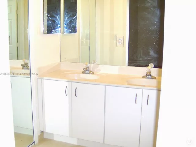 Продажа дома по адресу 10840 NW 79th St - фото 7658493