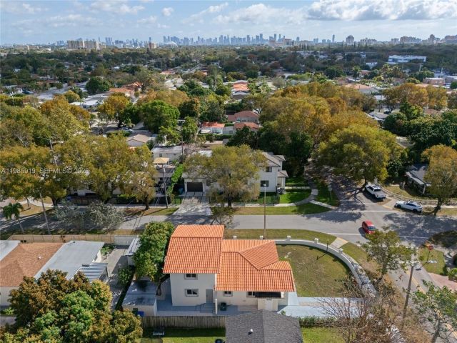 Продажа дома по адресу 5251 SW 6th St - фото 7536819