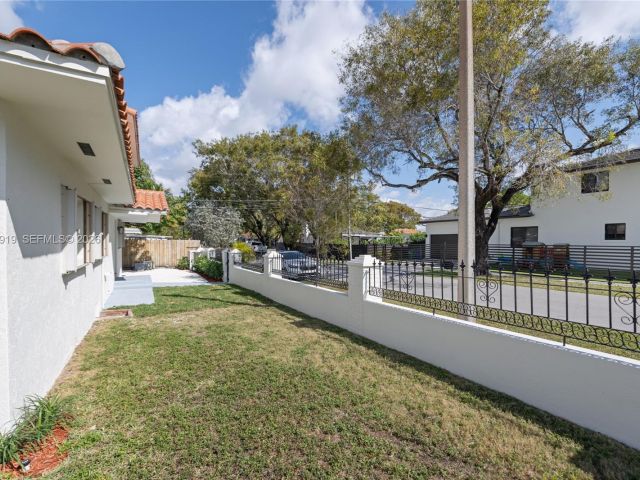 Продажа дома по адресу 5251 SW 6th St - фото 7536828