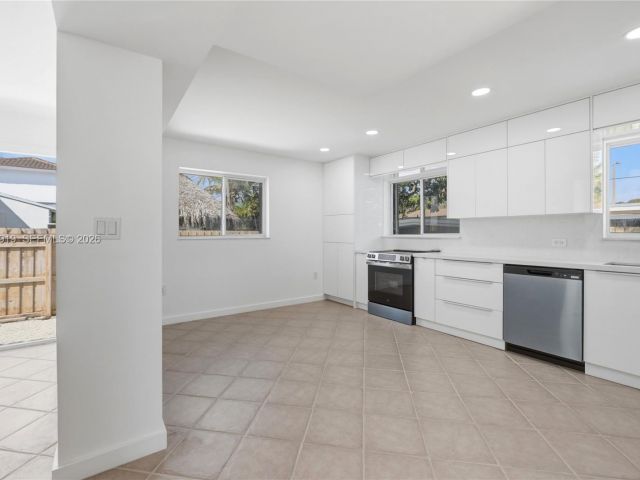 Продажа дома по адресу 5251 SW 6th St - фото 7536837