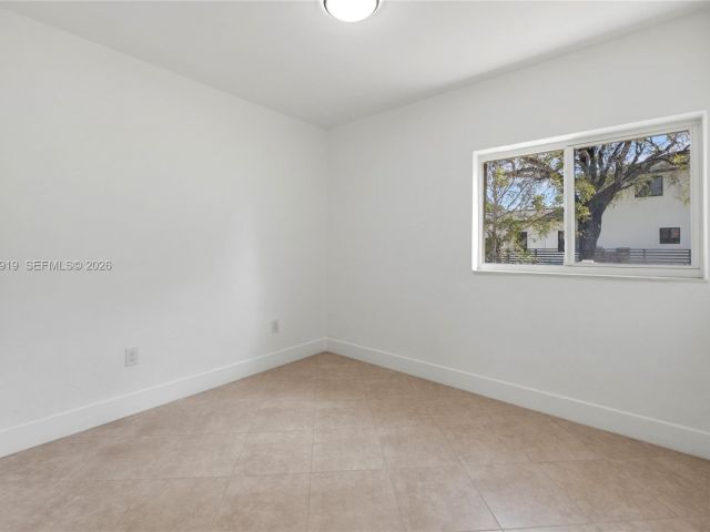 Продажа дома по адресу 5251 SW 6th St - фото 7536838