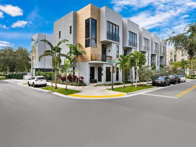 Дом в аренду по адресу 645 NE 4th Ave 316 - фото 7515865