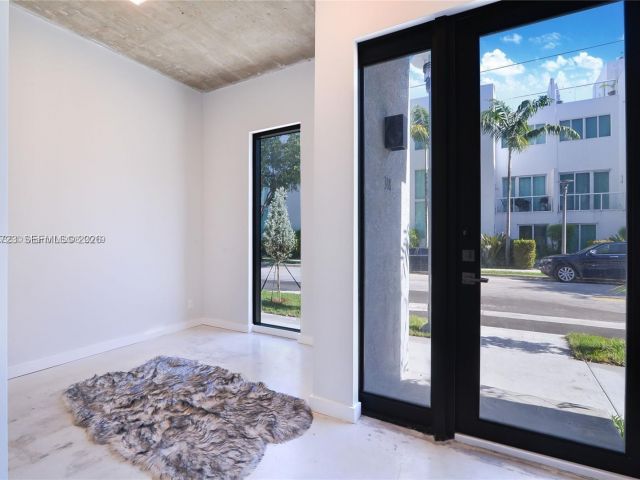 Дом в аренду по адресу 645 NE 4th Ave 316 - фото 7515866