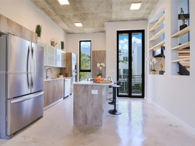 Дом в аренду по адресу 645 NE 4th Ave 316 - фото 7515867