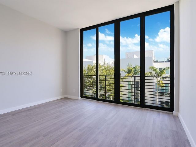 Дом в аренду по адресу 645 NE 4th Ave 316 - фото 7515869