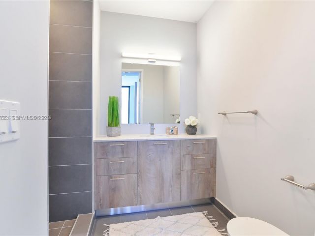 Дом в аренду по адресу 645 NE 4th Ave 316 - фото 7515870