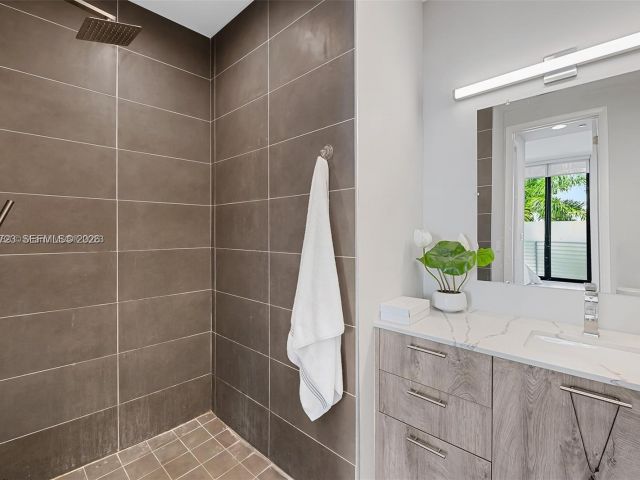 Дом в аренду по адресу 645 NE 4th Ave 316 - фото 7515872