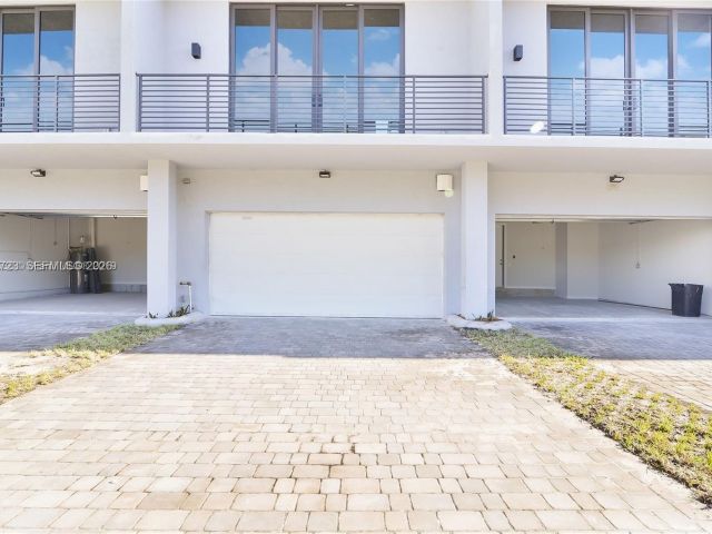 Дом в аренду по адресу 645 NE 4th Ave 316 - фото 7515873