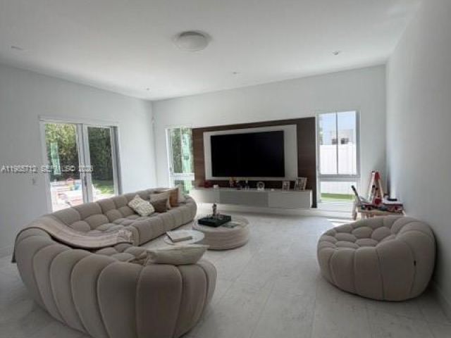 Дом в аренду по адресу 8210 NW 33rd Ter - фото 7523011