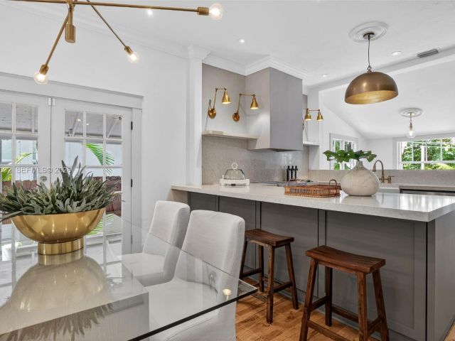 Продажа дома по адресу 85 NE 46th St - фото 7537150