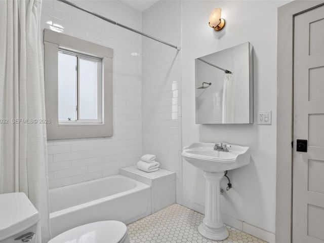 Продажа дома по адресу 85 NE 46th St - фото 7537155