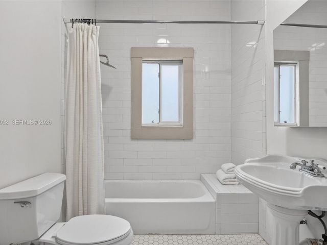 Продажа дома по адресу 85 NE 46th St - фото 7537156