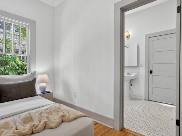 Продажа дома по адресу 85 NE 46th St - фото 7537157