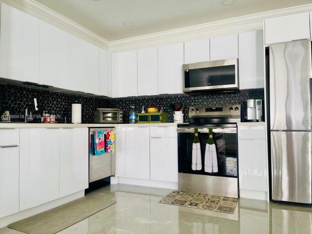 Дом в аренду по адресу 3049 NW 6th Ave - фото 7518346