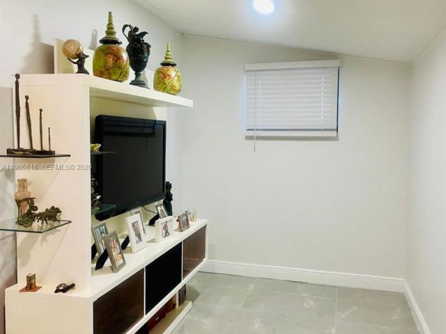 Дом в аренду по адресу 3049 NW 6th Ave - фото 7518351