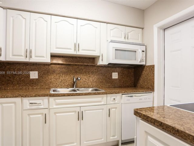 Дом в аренду по адресу 1078 NE 157th St - фото 7480533