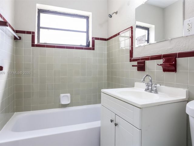 Дом в аренду по адресу 1078 NE 157th St - фото 7480539