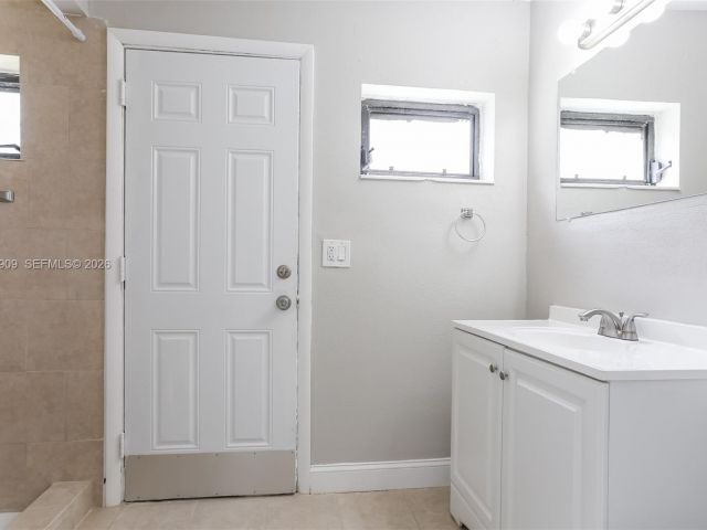 Дом в аренду по адресу 1078 NE 157th St - фото 7480540