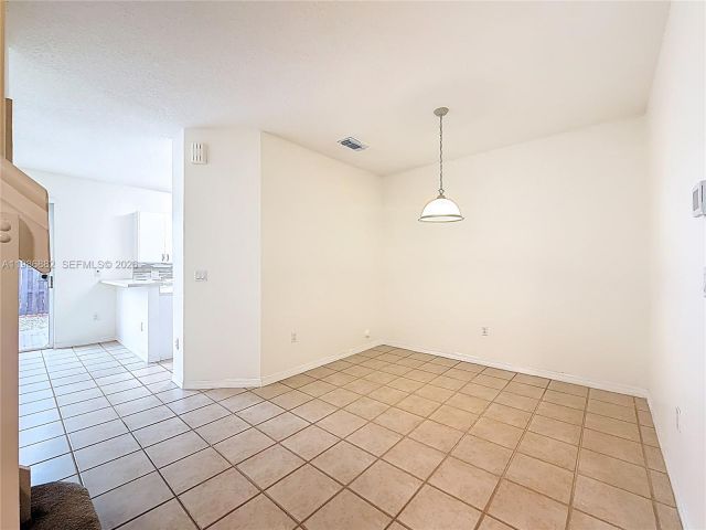 Дом в аренду по адресу 4330 NW 114th Pl - фото 7484295