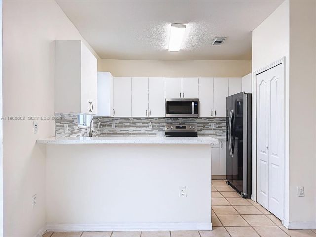 Дом в аренду по адресу 4330 NW 114th Pl - фото 7484299