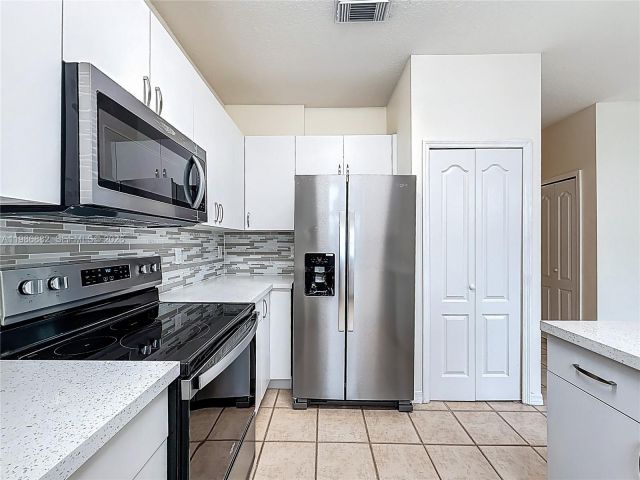 Дом в аренду по адресу 4330 NW 114th Pl - фото 7484300