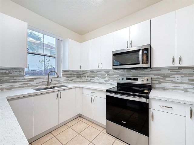 Дом в аренду по адресу 4330 NW 114th Pl - фото 7484301