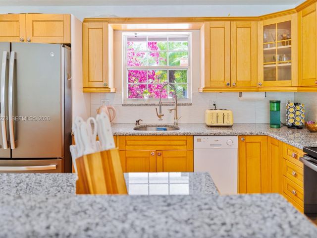 Дом в аренду по адресу 809 SE 14th Dr - фото 7517239