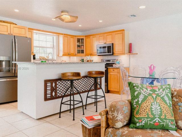 Дом в аренду по адресу 809 SE 14th Dr - фото 7517240