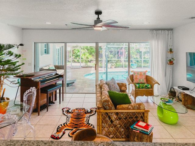 Дом в аренду по адресу 809 SE 14th Dr - фото 7517241