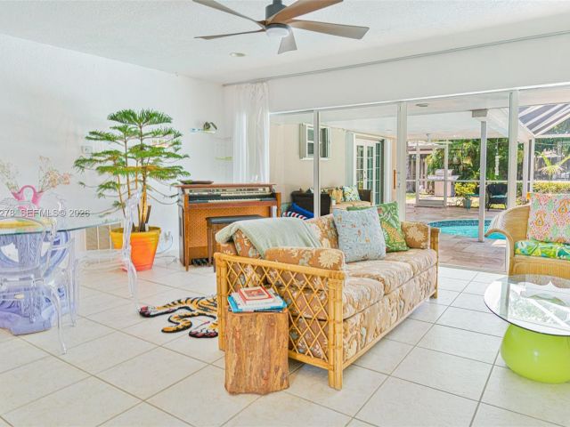 Дом в аренду по адресу 809 SE 14th Dr - фото 7517244