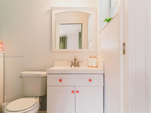 Дом в аренду по адресу 809 SE 14th Dr - фото 7517254