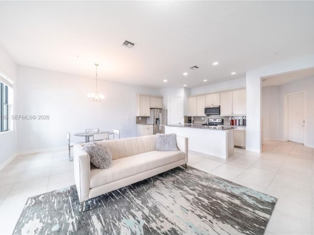 Дом в аренду по адресу 11674 SW 13th Ln 1674 - фото 7513786