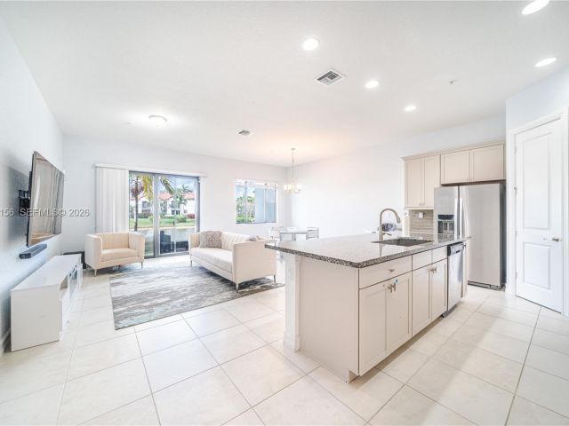 Дом в аренду по адресу 11674 SW 13th Ln 1674 - фото 7513787