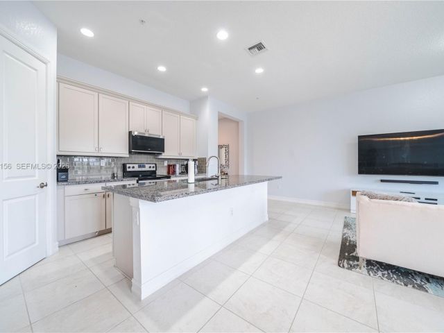 Дом в аренду по адресу 11674 SW 13th Ln 1674 - фото 7513788