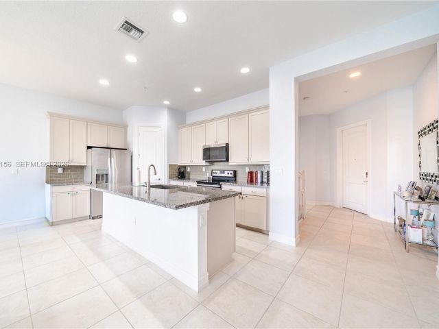 Дом в аренду по адресу 11674 SW 13th Ln 1674 - фото 7513789