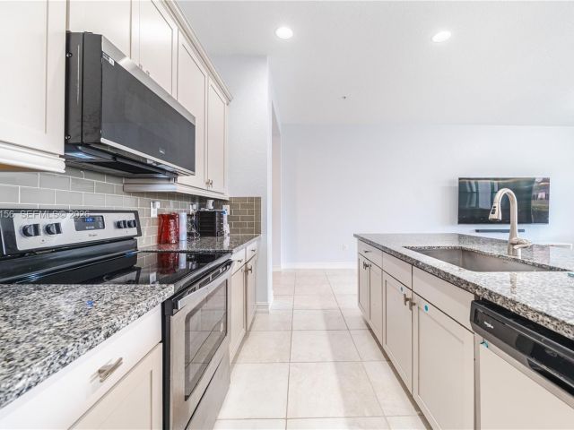 Дом в аренду по адресу 11674 SW 13th Ln 1674 - фото 7513790