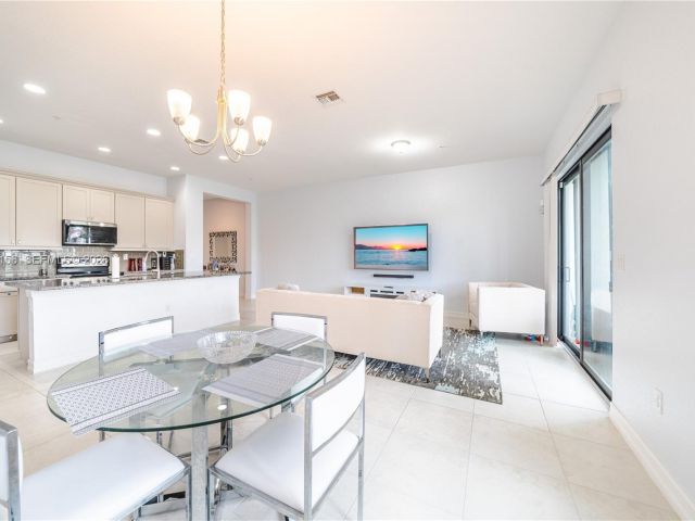 Дом в аренду по адресу 11674 SW 13th Ln 1674 - фото 7513791