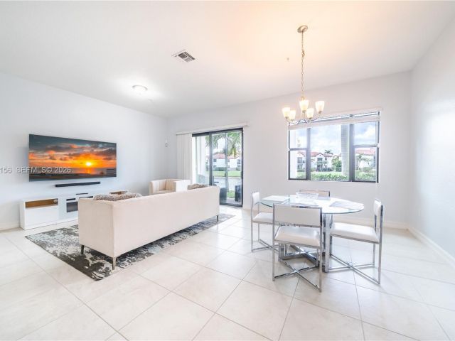 Дом в аренду по адресу 11674 SW 13th Ln 1674 - фото 7513792