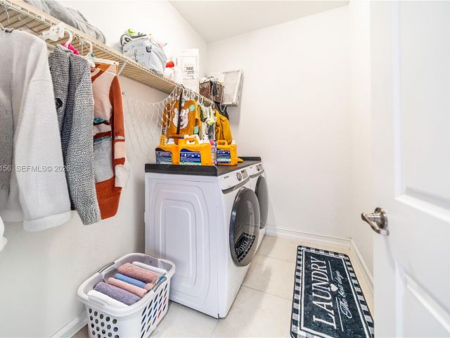 Дом в аренду по адресу 11674 SW 13th Ln 1674 - фото 7513798