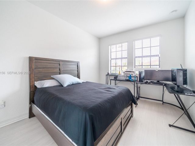 Дом в аренду по адресу 11674 SW 13th Ln 1674 - фото 7513799