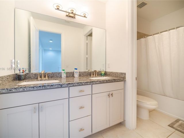 Дом в аренду по адресу 11674 SW 13th Ln 1674 - фото 7513802