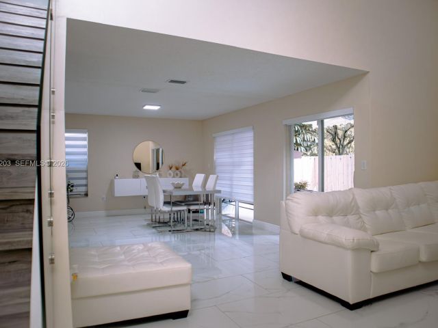 Дом в аренду по адресу 15022 SW 143rd Ter 1 - фото 7513936